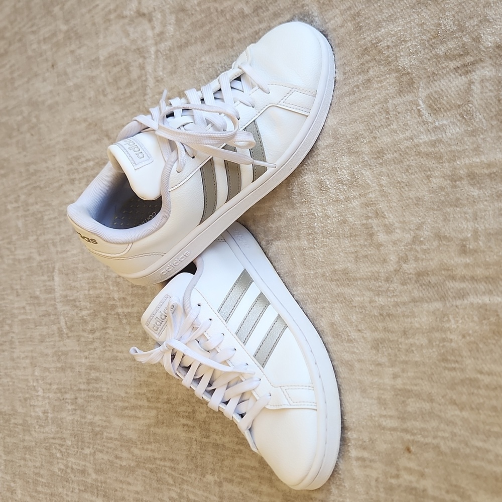 White Adidas with Cloudfoam Comfort Insoles 💎